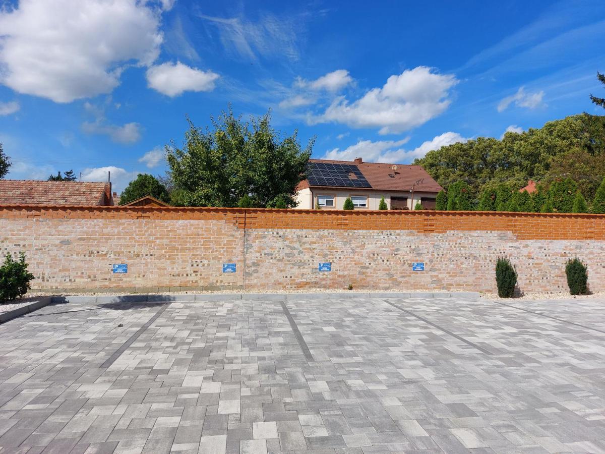 Linden Apartman 002 - Adults Only Mosonmagyaróvár Extérieur photo